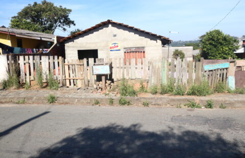 VENDE LOTE DE TERRENO URBANO CONTENDO CASA DEPRECIADA