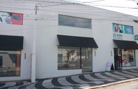 ALUGA-SE SALA COMERCIAL NO CENTRO