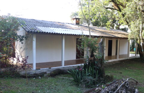 ALUGA-SE CASA NA COLÔNIA FRANCESA