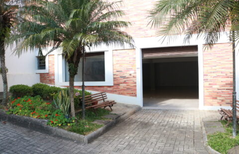 ALUGA-SE SALA COMERCIAL NO CENTRO
